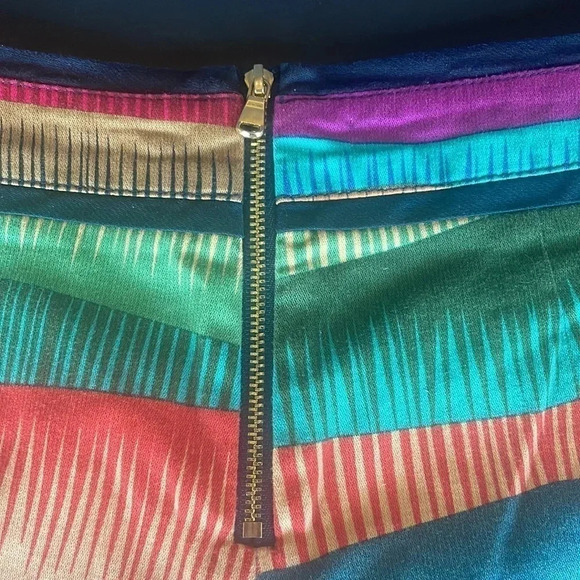 Trina Turk women’s multicolored zipper shorts size 2 - Picture 5 of 9